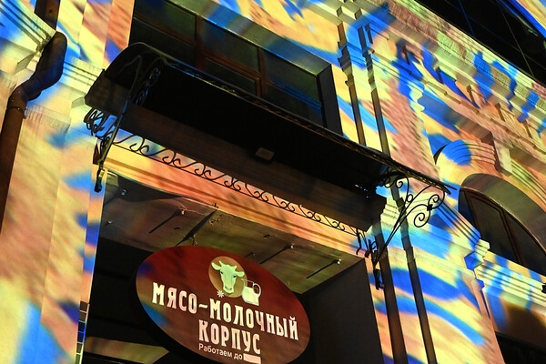 Сотни одесситов вышли полюбоваться световыми картинами на памятниках архитектуры (фото, видео)