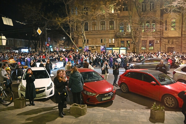 Сотни одесситов вышли полюбоваться световыми картинами на памятниках архитектуры (фото, видео)