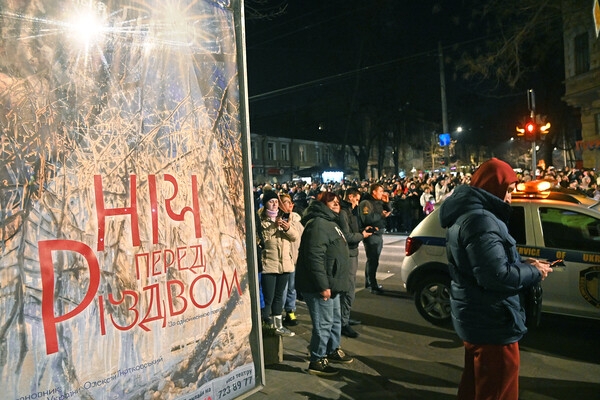 Сотни одесситов вышли полюбоваться световыми картинами на памятниках архитектуры (фото, видео)