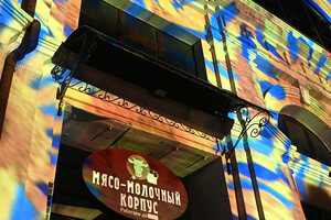 Сотни одесситов вышли полюбоваться световыми картинами на памятниках архитектуры (фото, видео)