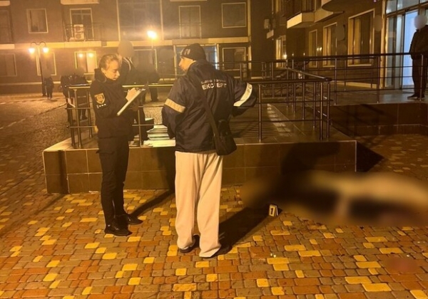 В Одессе из-за падения с балкона многоэтажки погибли женщина и двухлетняя девочка