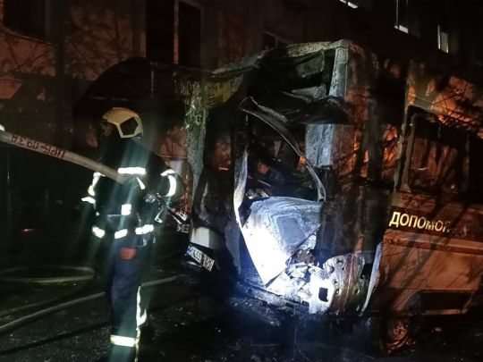 На території Олександрівської лікарні Києва вибухнула швидка, загинула жінка (фото, відео)