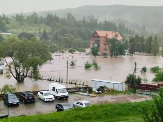 Розмиті дороги та пошкоджені мости: у Львівській області борються з наслідками негоди