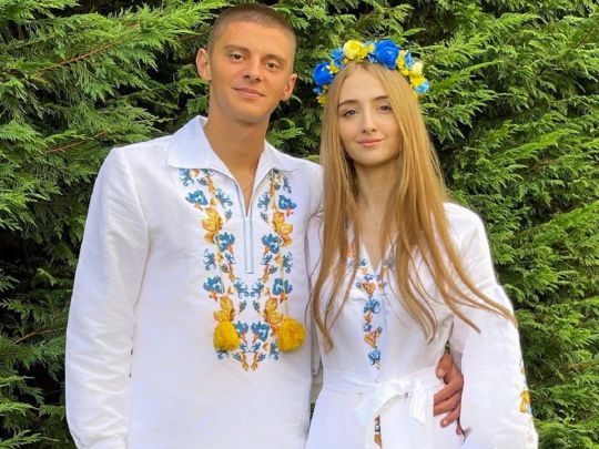 Футболіст збірної України зробив пропозицію коханій: фото щасливих нареченого та нареченої
