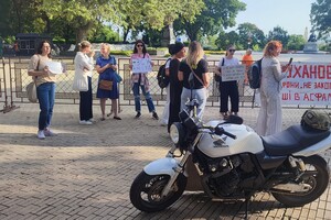 Восьмой день пикета из-за тендеров: к протестующим возле мэрии Одессы вышел Труханов