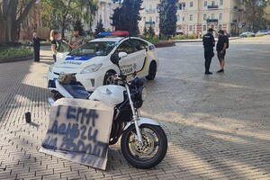 Восьмой день пикета из-за тендеров: к протестующим возле мэрии Одессы вышел Труханов