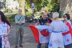 Восьмой день пикета из-за тендеров: к протестующим возле мэрии Одессы вышел Труханов