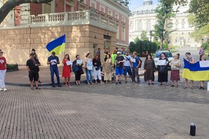 Восьмой день пикета из-за тендеров: к протестующим возле мэрии Одессы вышел Труханов
