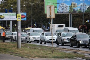 Из-за аварии на водопроводе в Одессе образовались пробки: трамваи приостановили движение
