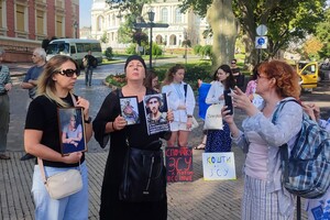 Восьмой день пикета из-за тендеров: к протестующим возле мэрии Одессы вышел Труханов
