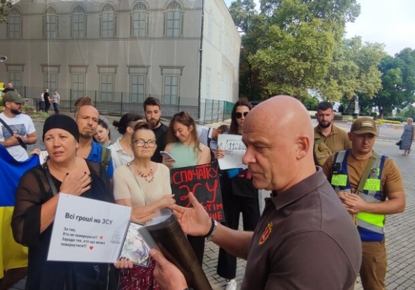 Восьмой день пикета из-за тендеров: к протестующим возле мэрии Одессы вышел Труханов