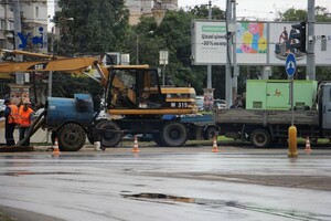 Из-за аварии на водопроводе в Одессе образовались пробки: трамваи приостановили движение