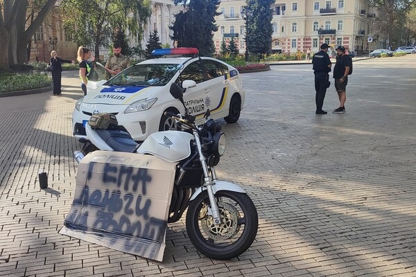 Восьмой день пикета из-за тендеров: к протестующим возле мэрии Одессы вышел Труханов