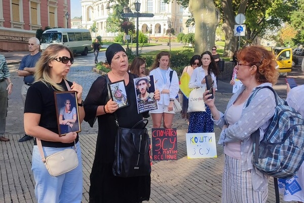 Восьмой день пикета из-за тендеров: к протестующим возле мэрии Одессы вышел Труханов