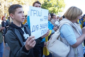 Одесситы снова вышли на протест против неуместных во время войны тендеров