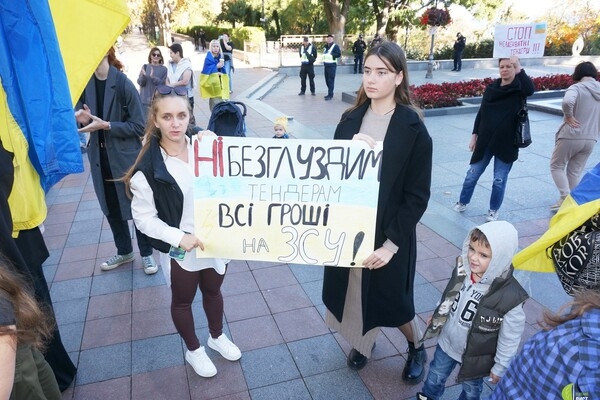 Одесситы снова вышли на протест против неуместных во время войны тендеров