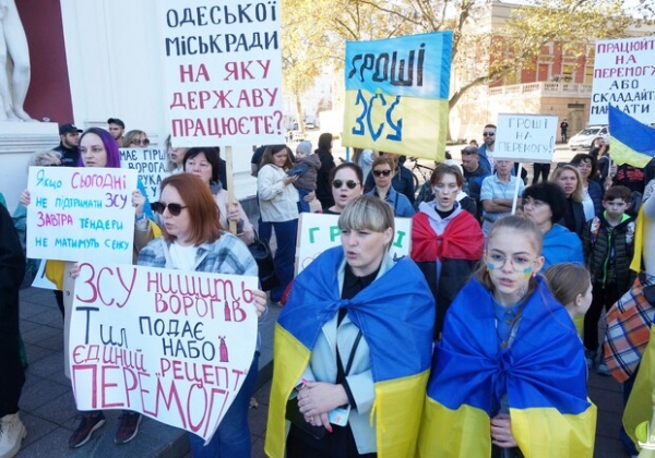 Одесситы снова вышли на протест против неуместных во время войны тендеров