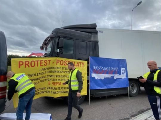 Польські перевізники заблокували рух вантажівок на кордоні з Україною