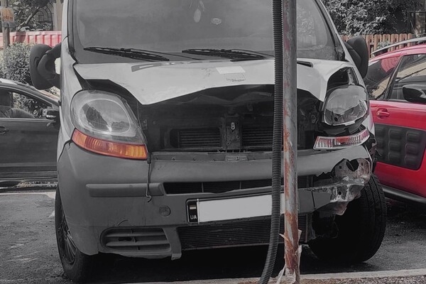 В Одессе неизвестные подожгли эвакуационный автомобиль боевого медика
