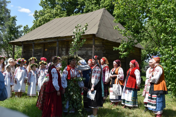 Літні обереги, дівочі ворожіння на Русалчин Великдень: особливості святкування Трійці і Зеленого тижня