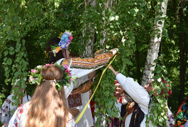 Літні обереги, дівочі ворожіння на Русалчин Великдень: особливості святкування Трійці і Зеленого тижня