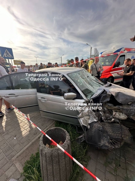 У передмісті Одеси п'яний водій, який тікав від поліції, врізався в людей на пішохідному переході (фото, відео)