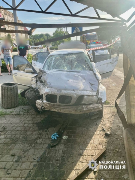 У передмісті Одеси п'яний водій, який тікав від поліції, врізався в людей на пішохідному переході (фото, відео)
