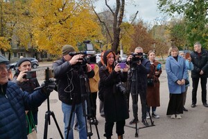 На фасаде Одесской киностудия открыли памятную доску Кире Муратовой