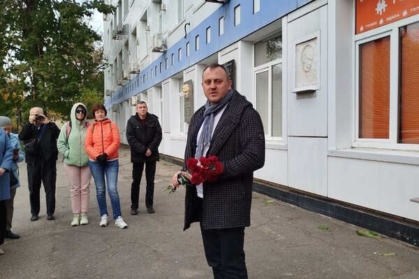 На фасаде Одесской киностудия открыли памятную доску Кире Муратовой