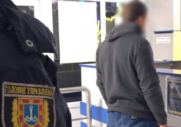 В Одесской области молодой человек угрожал знакомой ножом и угнал ее автомобиль.