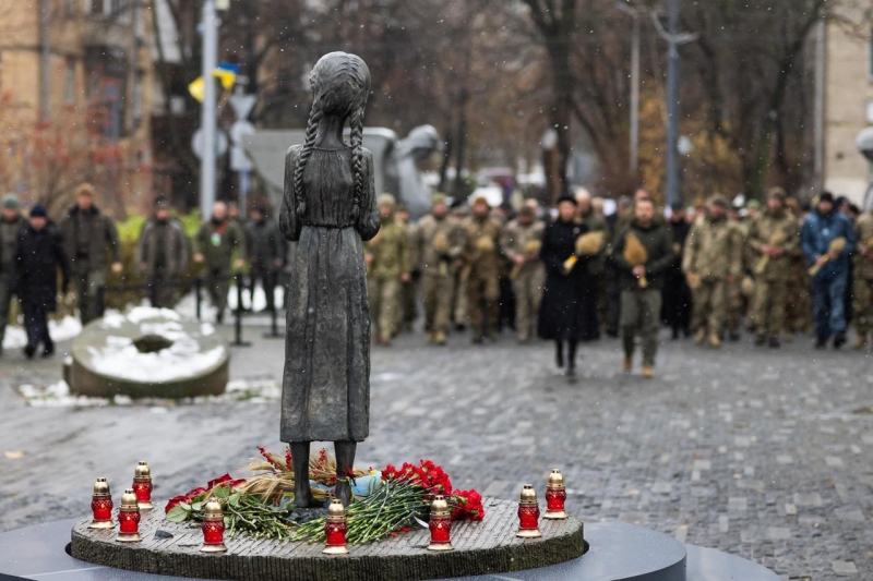 «Наш обов'язок — пам'ятати та говорити світові правду про геноцид»: Зеленський вшанував пам'ять жертв Голодоморів в Україні (фото, відео)