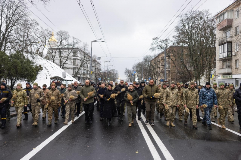 «Наш обов'язок — пам'ятати та говорити світові правду про геноцид»: Зеленський вшанував пам'ять жертв Голодоморів в Україні (фото, відео)