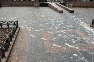 В Одессе запятнали белой краской плитку в Городском саду