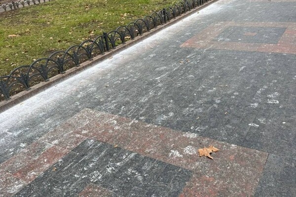 В Одессе запятнали белой краской плитку в Городском саду