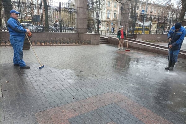 В Одессе запятнали белой краской плитку в Городском саду