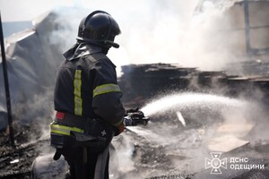 В Одессе горела СТО: получили повреждения автомобиль и здание