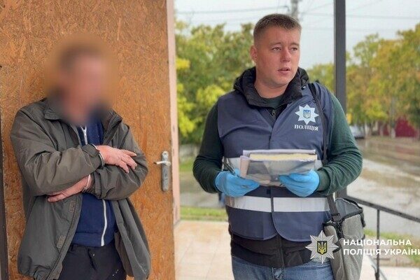 Оружие "с рук" на пляже и гранатометы из-под земли: в Одесской области разоблачили нелегальных "бизнесменов"