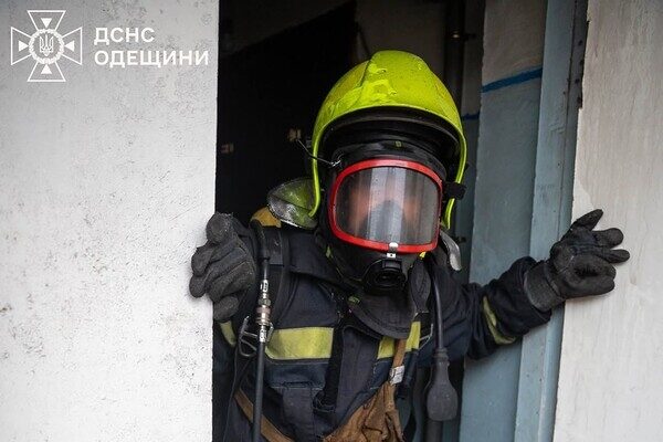 Пожар в многоэтажке в Одессе: огонь охватил одну из квартир