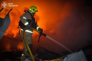 Ночной обстрел Одессы: получили повреждения дома, травмировались люди