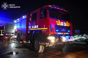 В Одесском районе горел склад: огонь охватил большую площадь