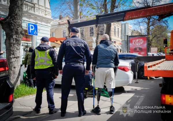 В Одессе провели рейд на парковках для людей с инвалидностью: нарушителей эвакуировали